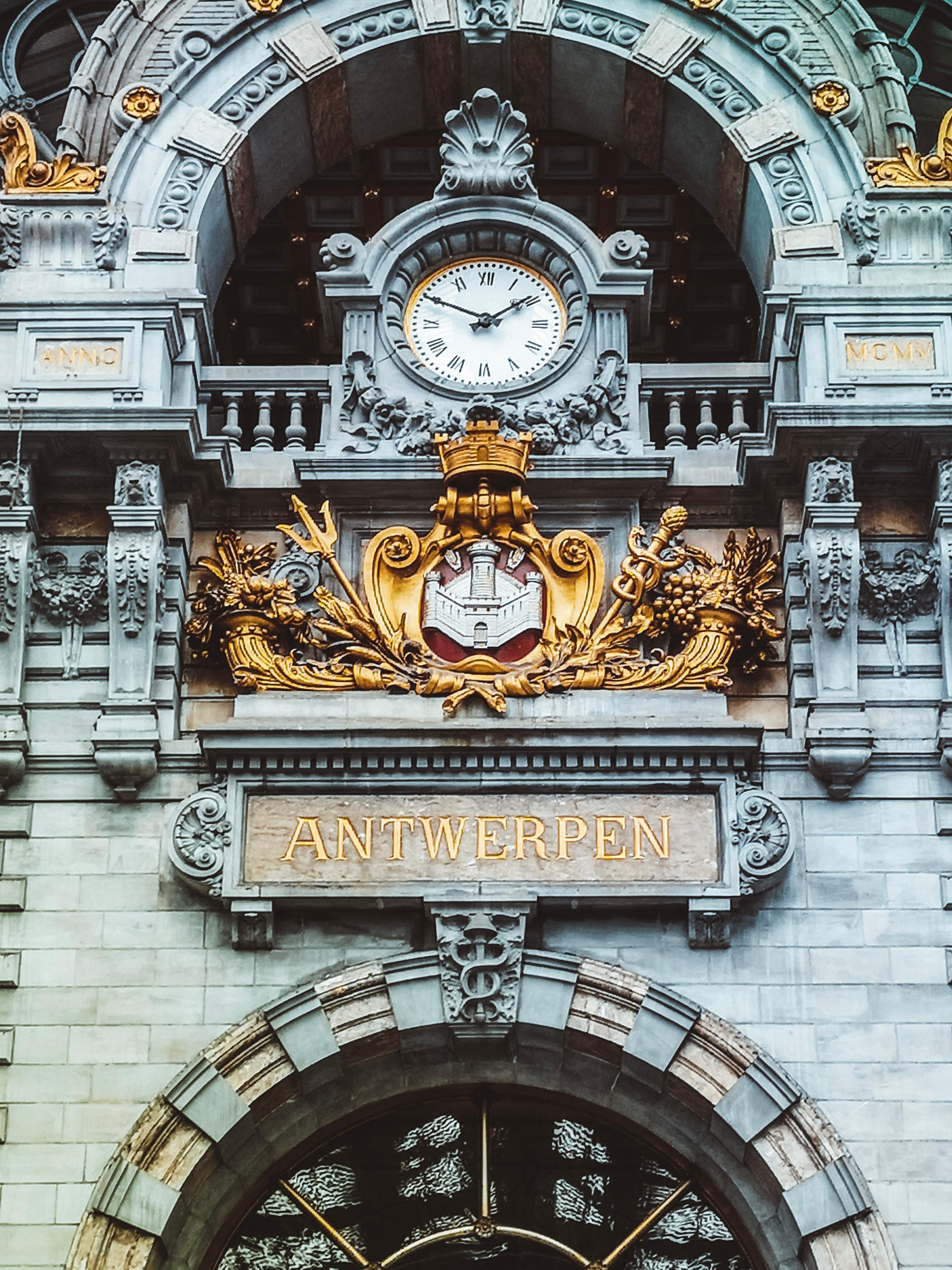 La porte principale de la gare d'Anvers Central