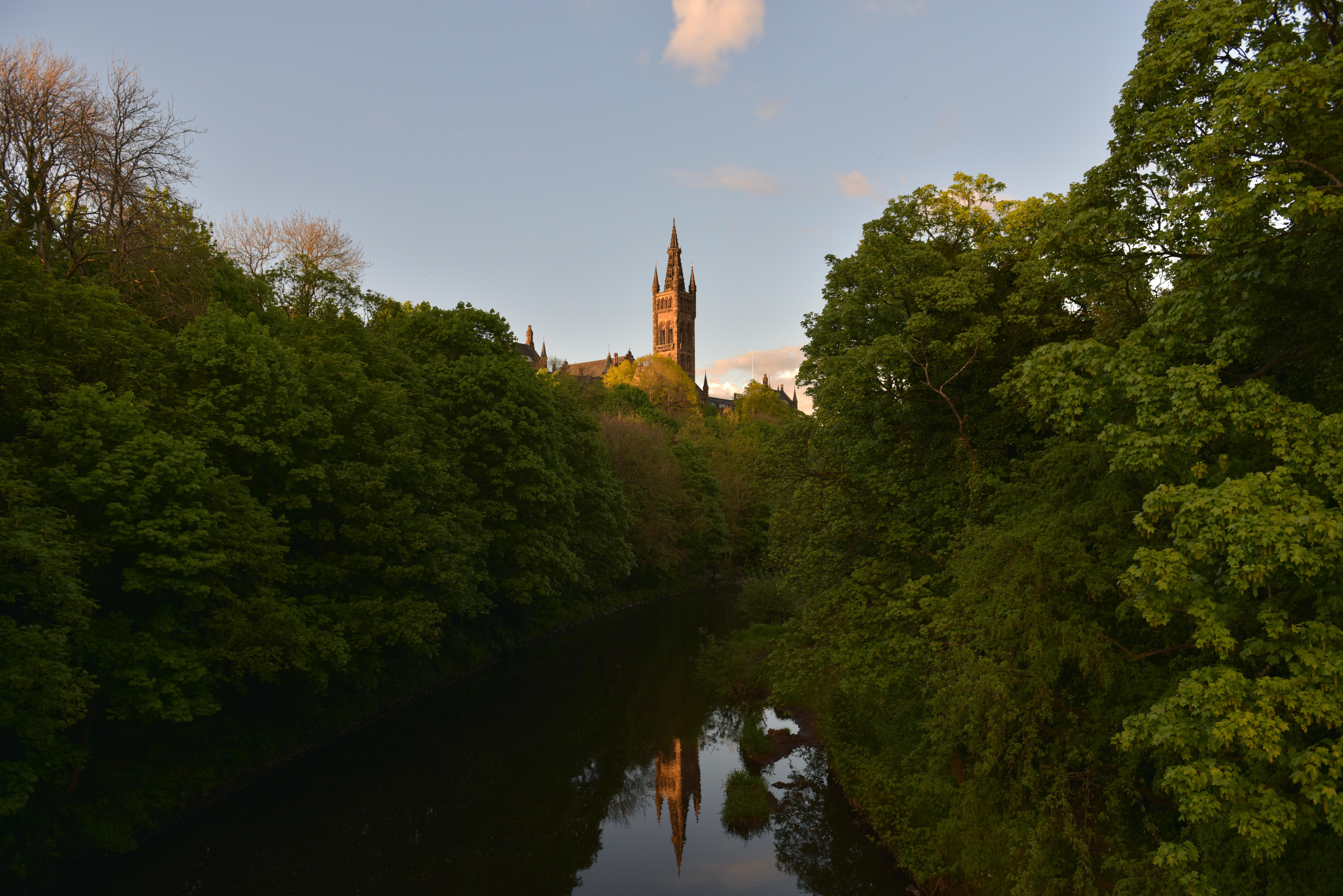 Vue sur l'université de Glasgow, de la rivière Kelvin 