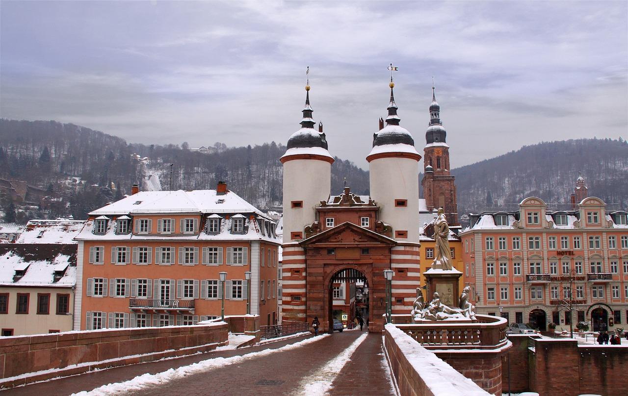 Le vieux pont d'Heidelberg sous la neige 
