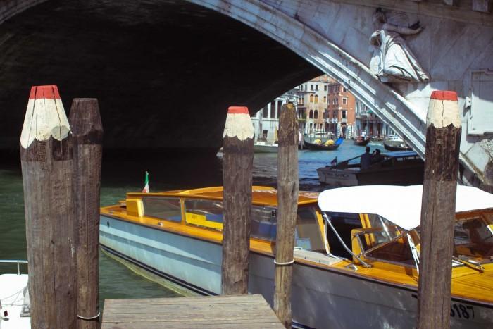 Des crayons sur les pontons de Venise